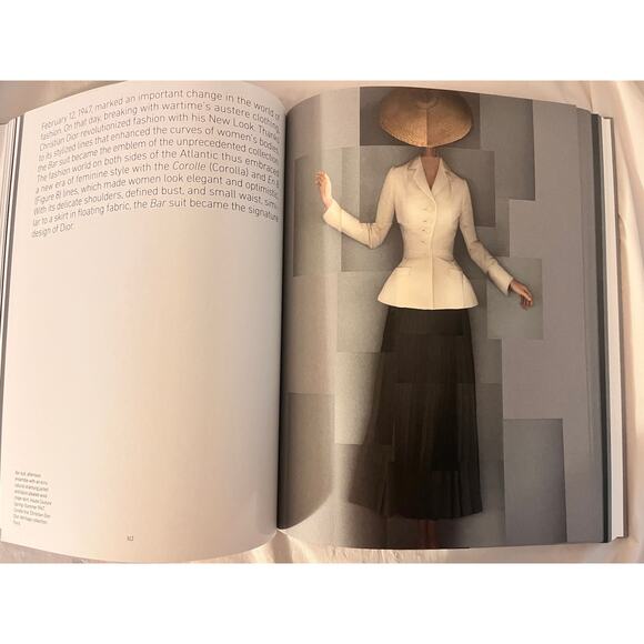 Christian Dior: Designer of Dreams by Florence Müller, Anne Pasternak - Picture 14 of 16
